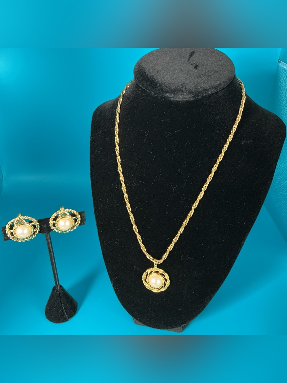 VTG Monet Gold Tone Faux Pearl Jewelry Set Pendant Necklace Clip On Earrings